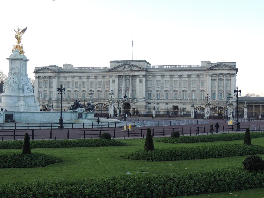 Buckingham Palace in the morning before all the crowds