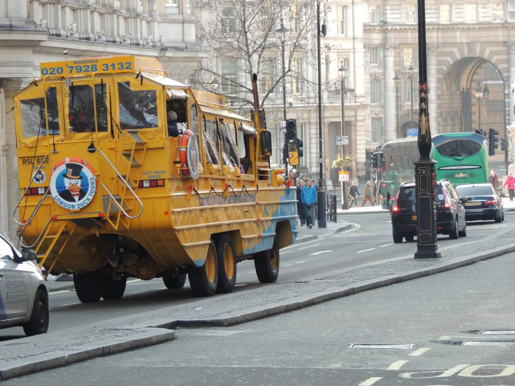 Tour Buses for the Thames