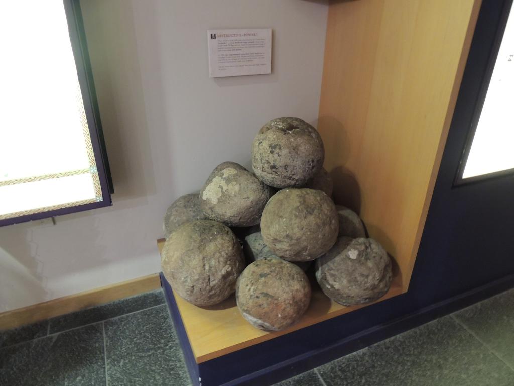 Trebuchet boulders