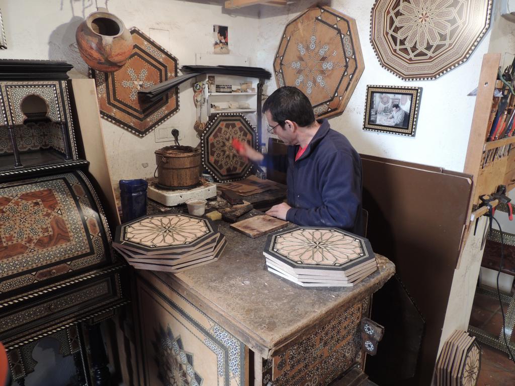 A small shop on the way where woodcarvers create intricate mosaic chessboards and tables (on the left)