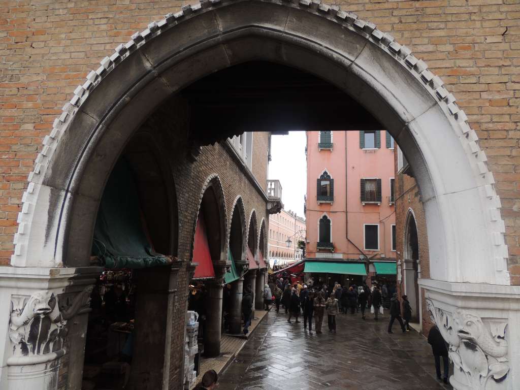 Entry to the markets at the Rialto