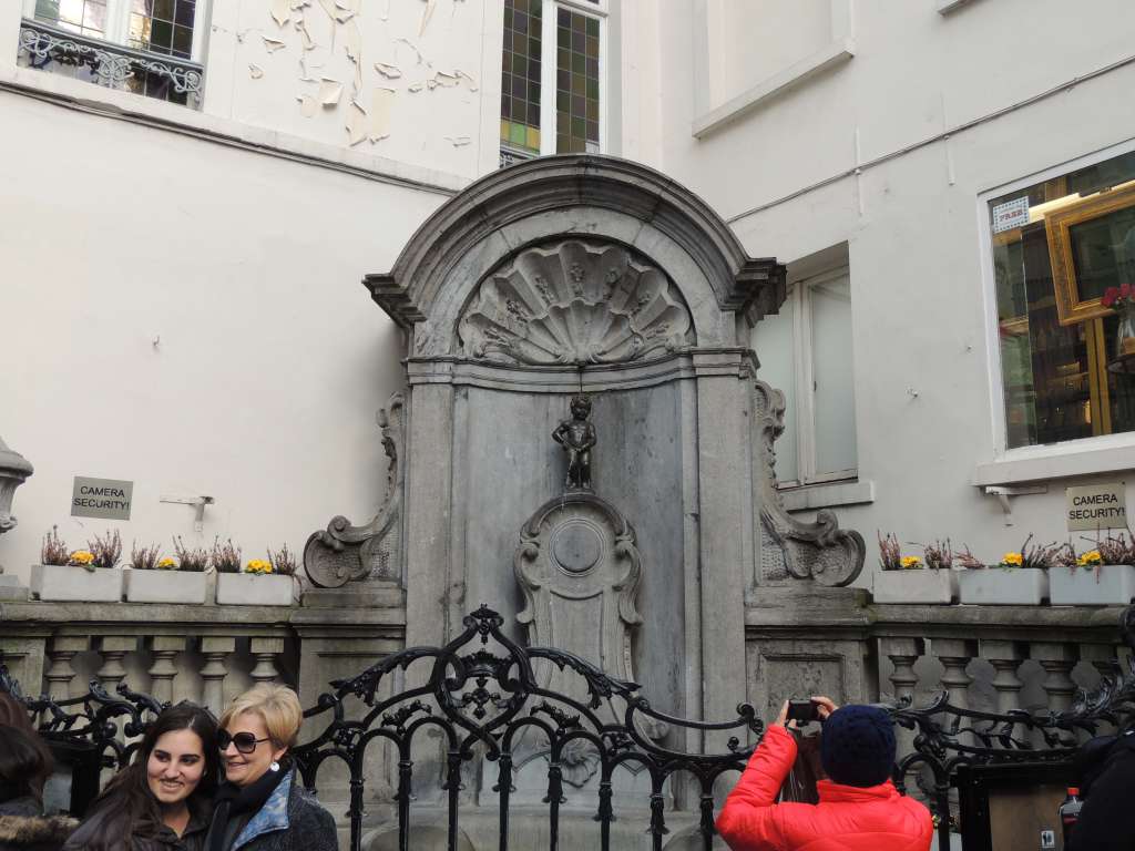 Famous Manneken Pis statue