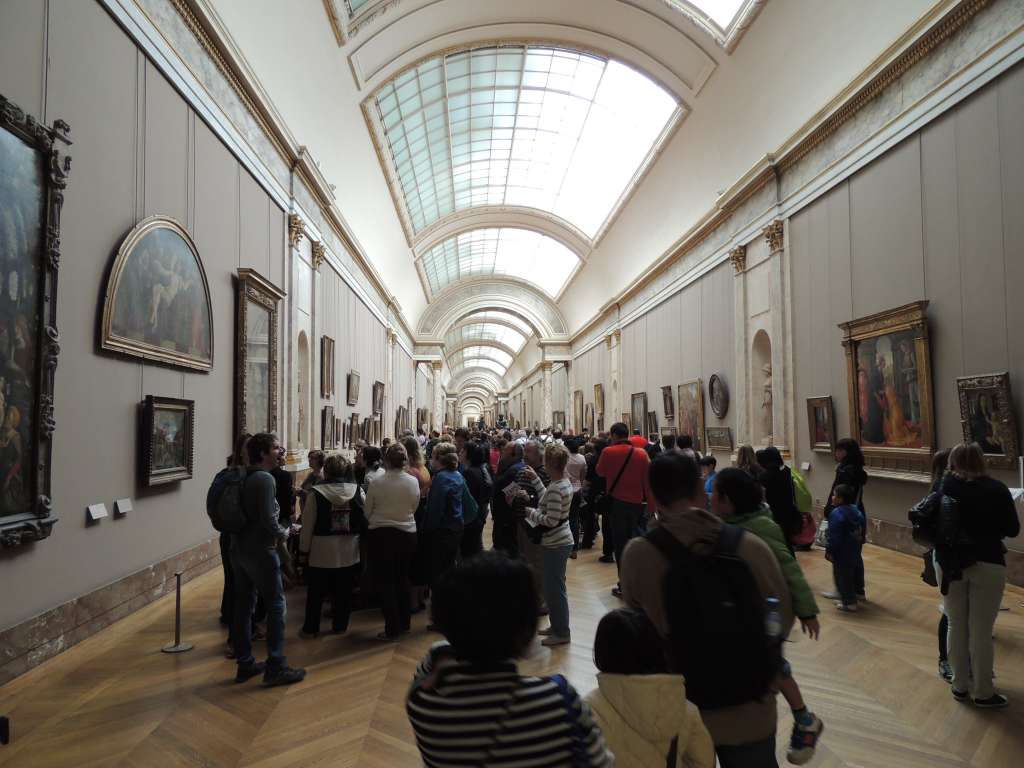 Getting busy around the Mona Lisa