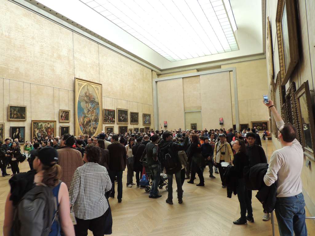 Crowds around the Mona Lisa at 10am