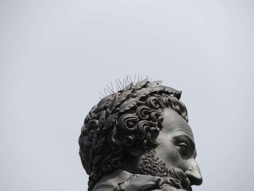 Wire protecting King Henry IV's head from being shat on