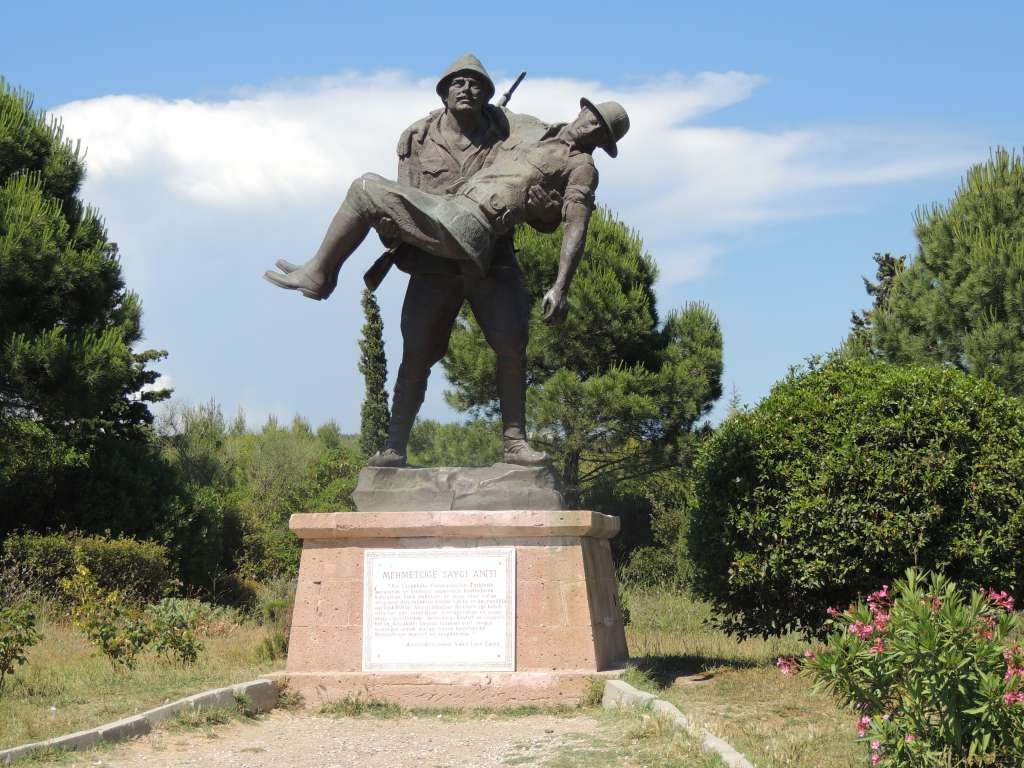 Statue of a Turkish soldier helping a fallen Australian soldier