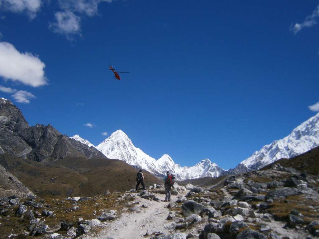 Helicopter flying rich people in to Loboche