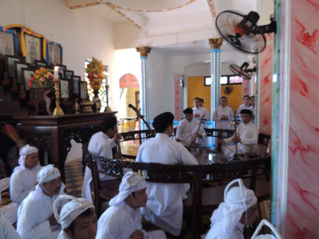 The singers upstairs in the temple